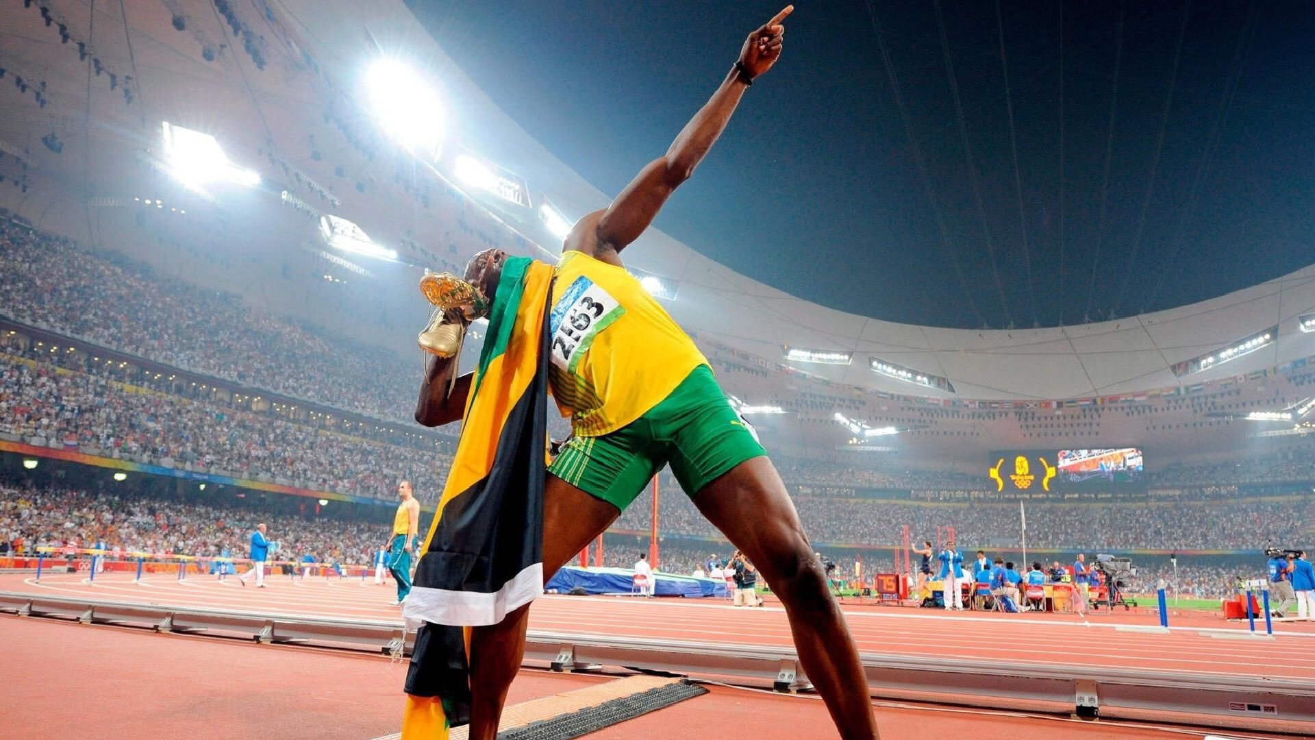 爱游戏ayx官网-查默斯赛场表现赢得观众喝彩，查莫斯游泳